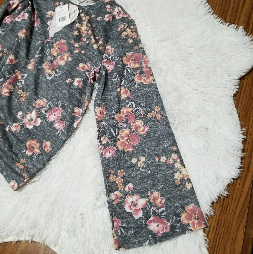 Gypsies & Moondust Cutout Bell Sleeve Blou… - Picture 6 of 8
